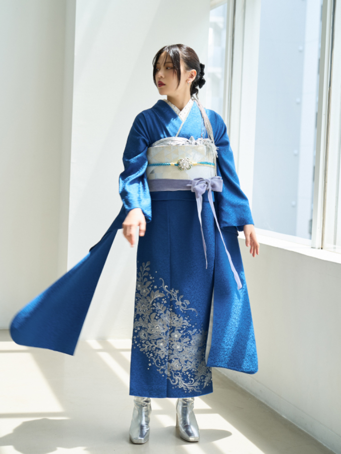 クールな青色にシルバーの箔が美しい振袖