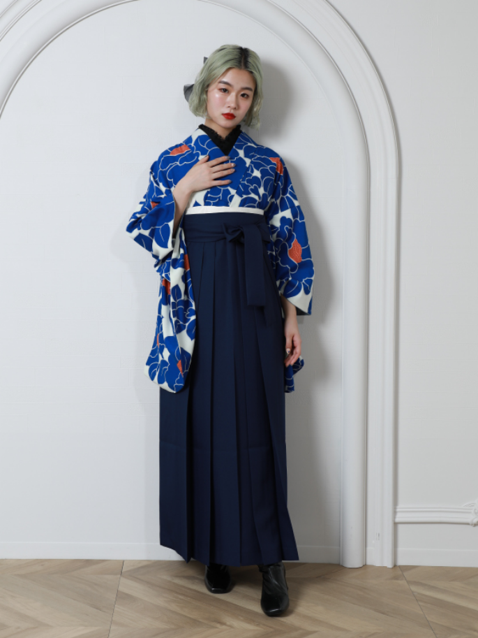 花柄着物×紺の袴でダークブルーコーディネート