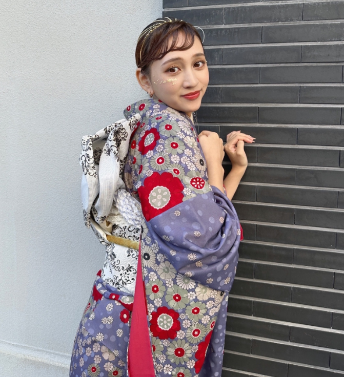 紫系の振袖に似合う髪型・髪色とメイク