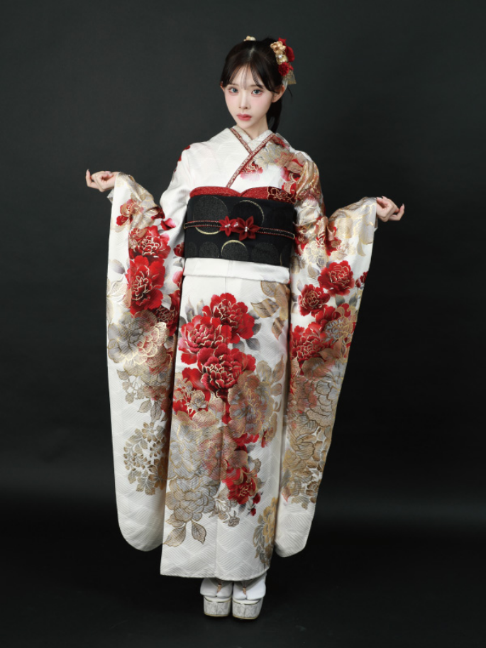 白地に深紅と金彩が輝く大柄振袖