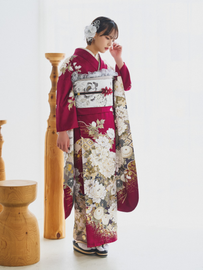 えんじ色×豪華な大柄振袖の現代的コーディネート