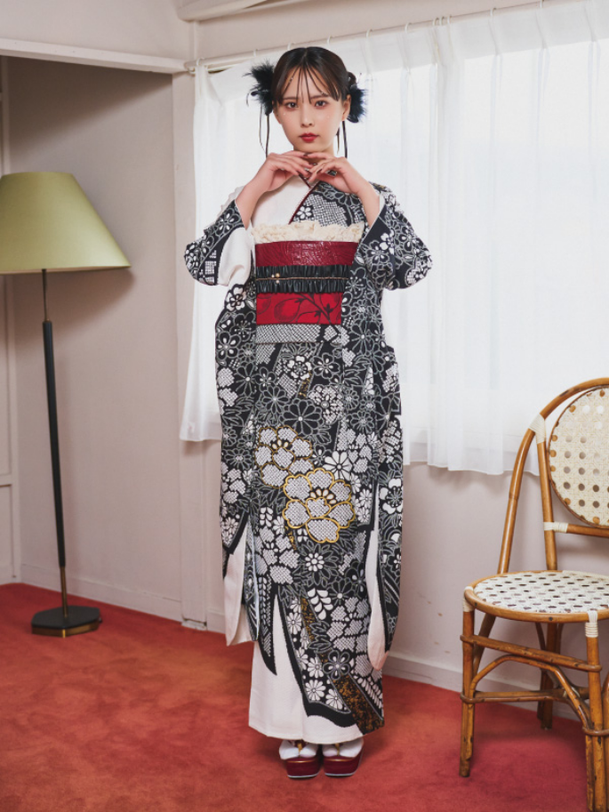 モノトーンを基調とした大胆なコーディネート