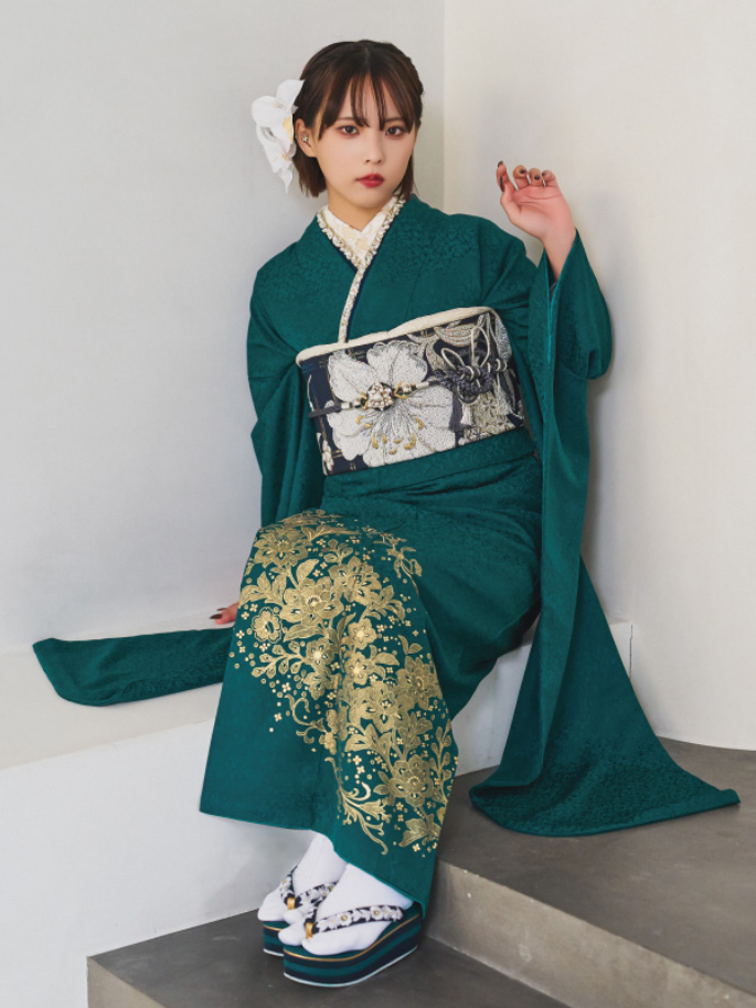 深緑に溶け込み金彩が魅力の振袖コーディネート